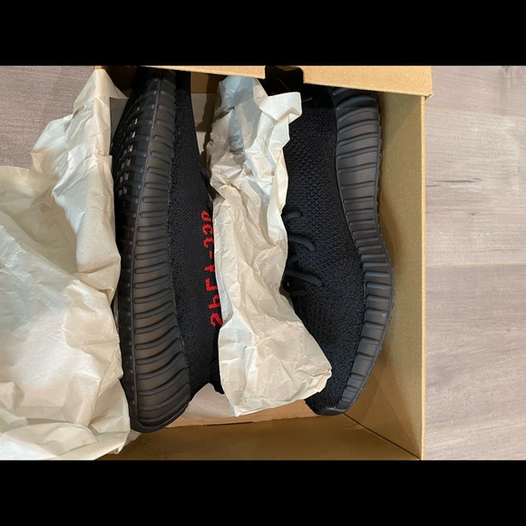 Yeezy Boost 350 V2 ‘Bred’ - Picture 4 of 6